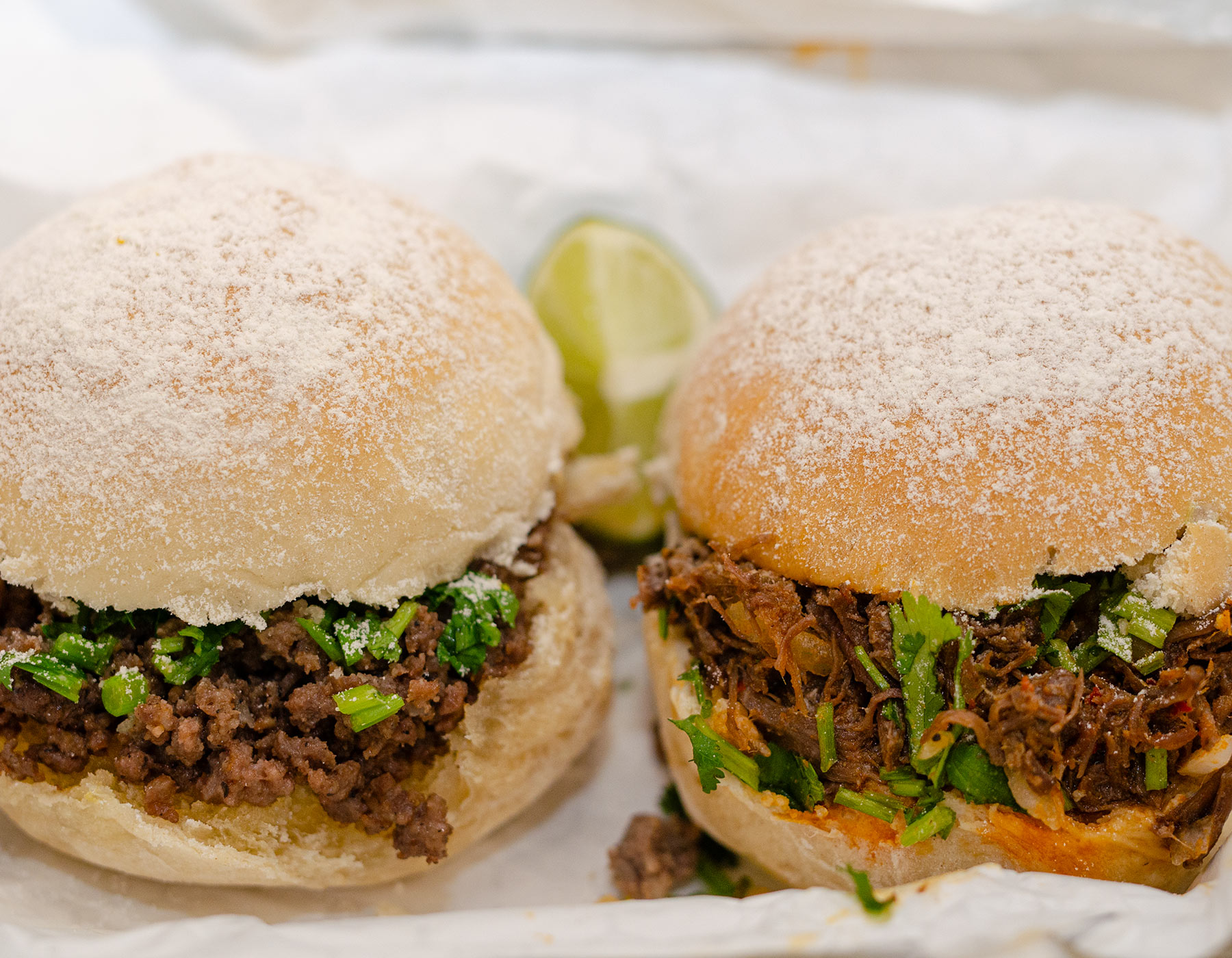 Pambazos de carne molida y de Birria