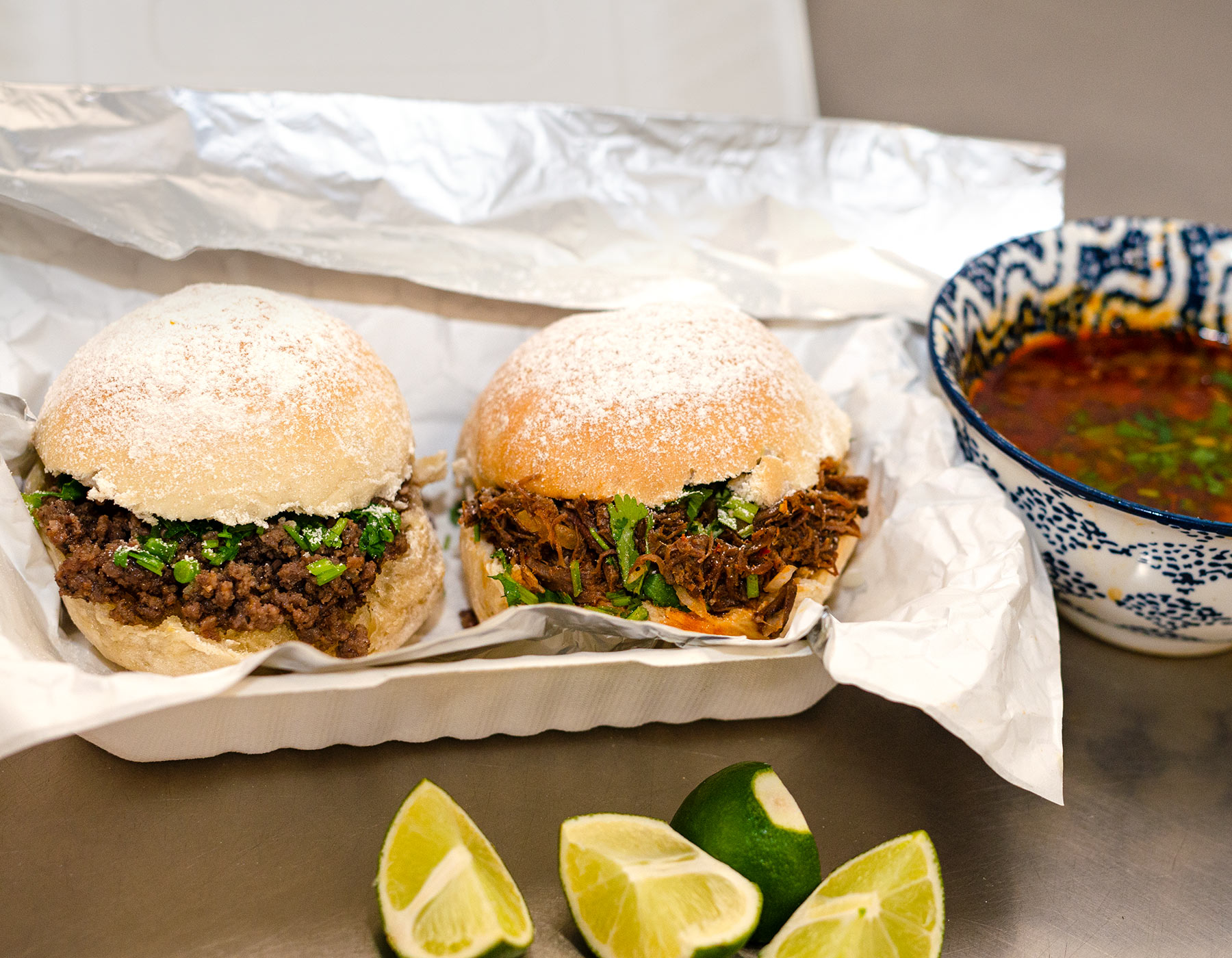 Pambazos de carne molida y de Birria con salsa