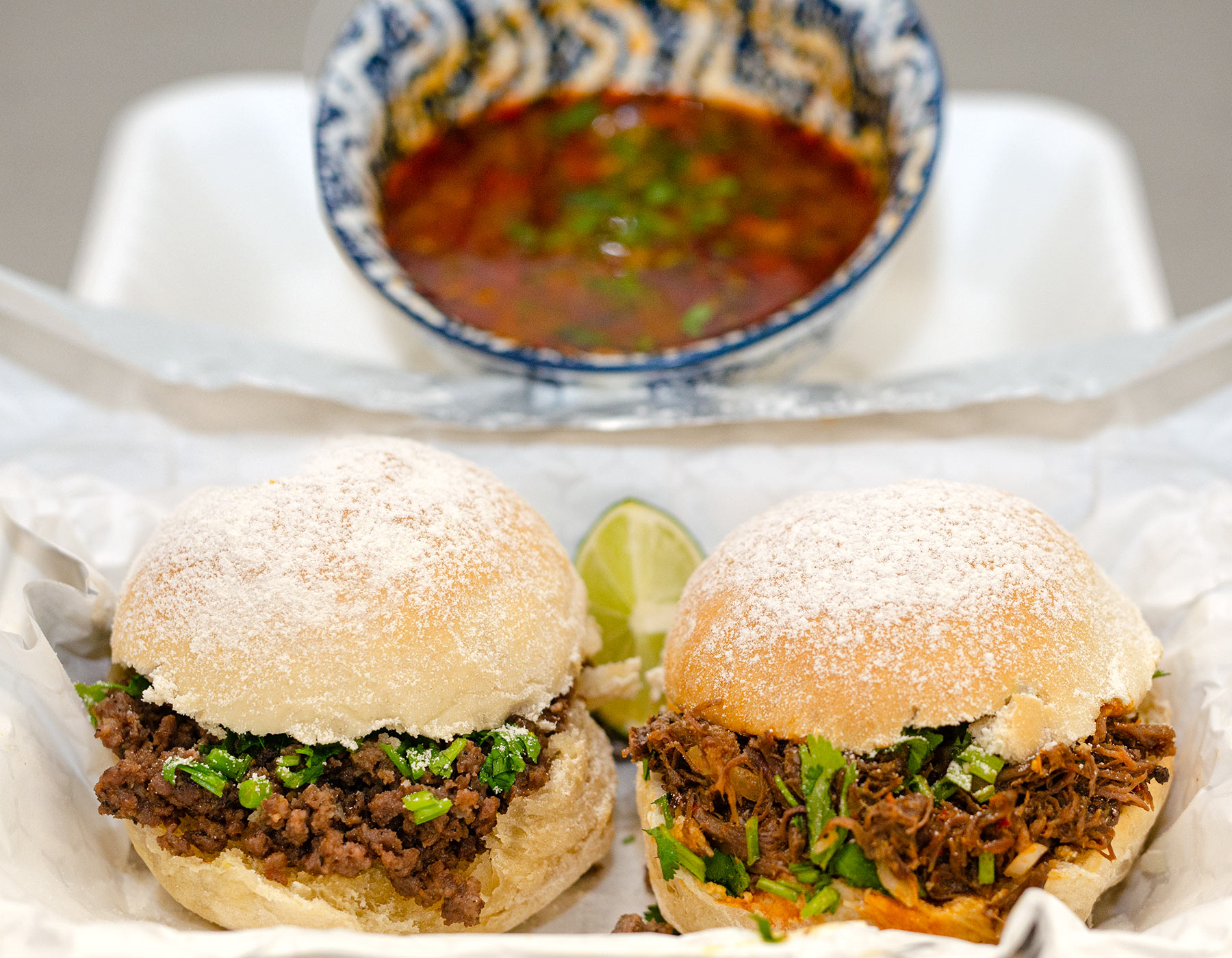 Pambazos de carne molida y de Birria y salsa